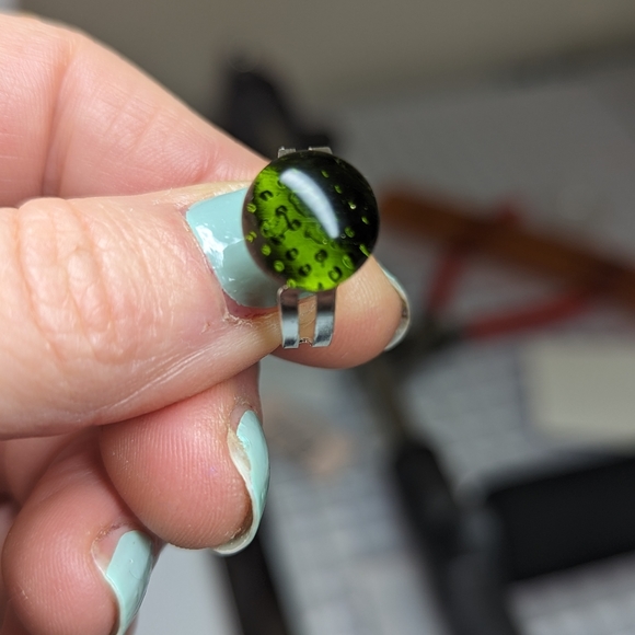 Hand crafted green glass stone ring with adjustable silver plated ring base - Picture 2 of 3